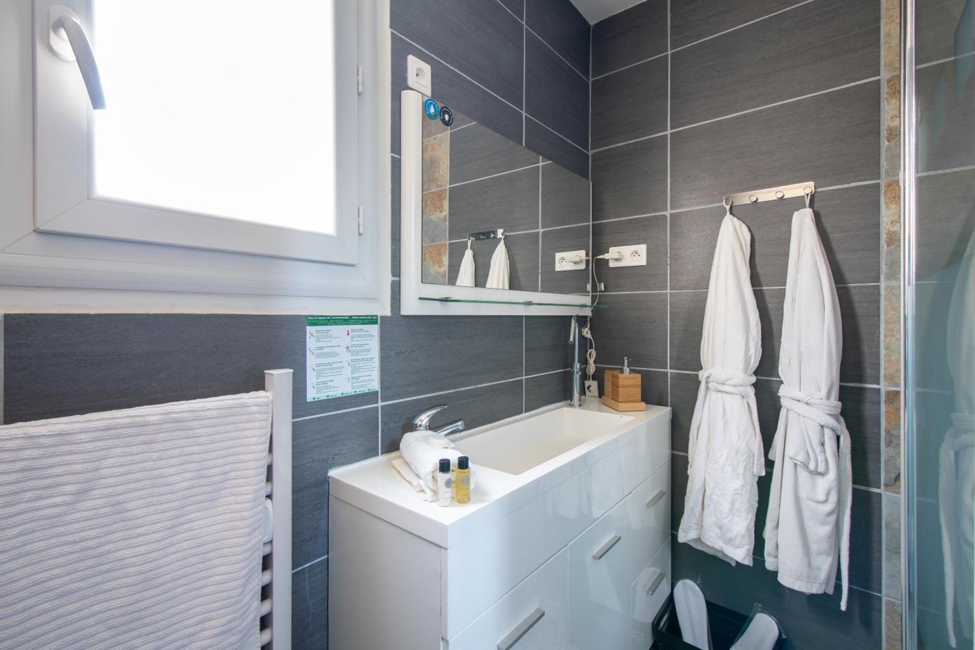 Guesthouse La Costiere - Logements Independants - Espace Piscine Jacuzzi 류넬 외부 사진