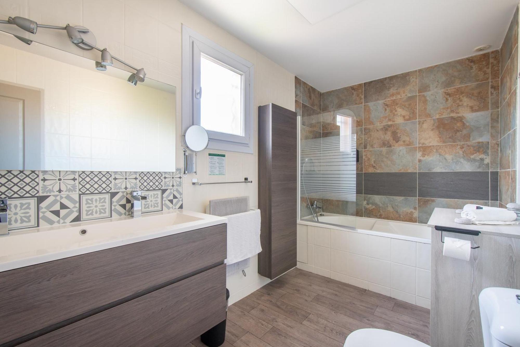 Guesthouse La Costiere - Logements Independants - Espace Piscine Jacuzzi 류넬 외부 사진